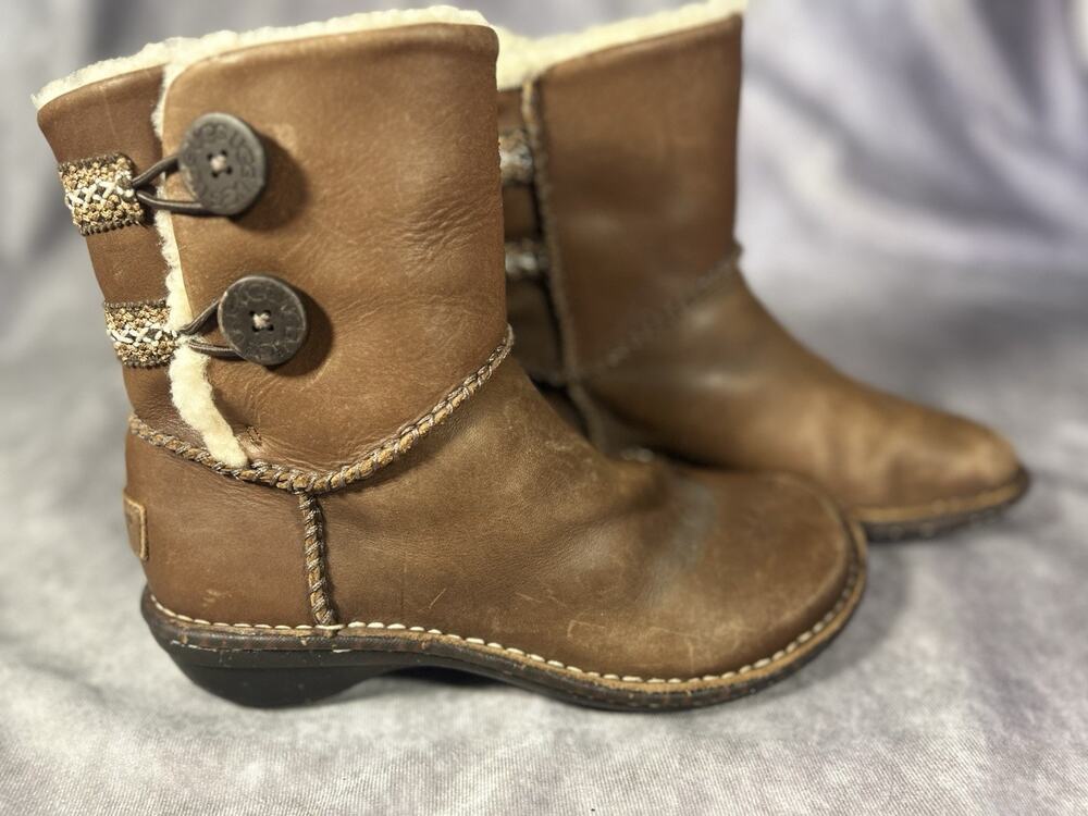 UGG 3336 Sundance Women's Boots Size 7 Brown Leather Shearling Button Winter